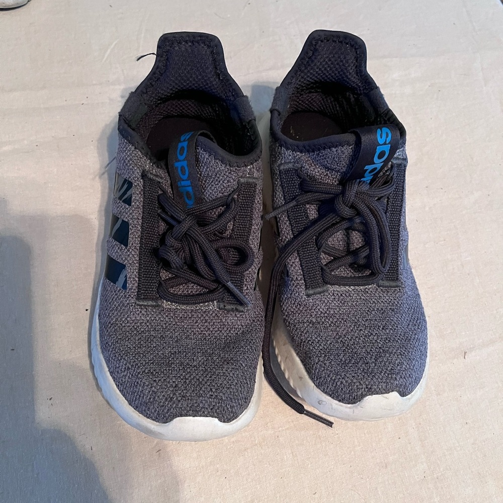 Men’s Adidas cloud foam tennis shoes,  size 6